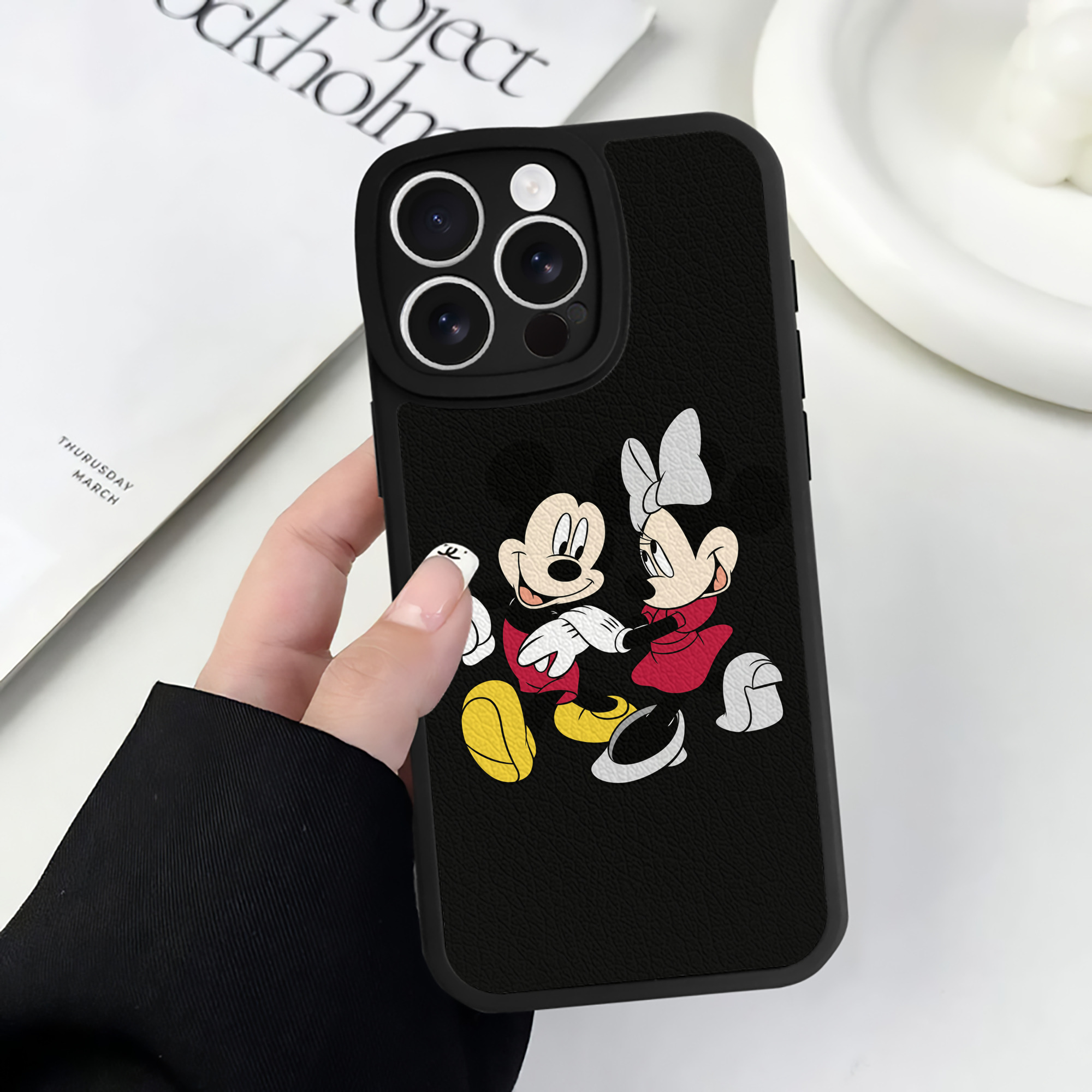 （画像用） ミッキーマウス Mickey Mouse 【iPhone 16シリーズ対応】シリコンスマホケース（レザー調） 材質：シリコン